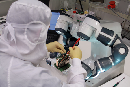 Mensch-Roboter bei Integration von Satelliten 3